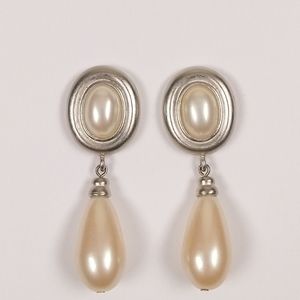 Vintage Faux Pearls Earrings.